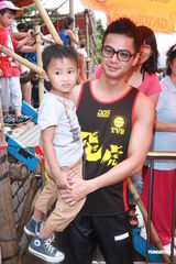 组图：罗仲谦划龙舟展健硕身材