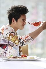 组图：张峻宁杂志大片 化身优雅美食家