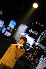 组图：张超首发专辑北京开唱 黄雅莉性感助阵