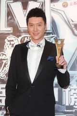 组图：众星亮相华语榜中榜颁奖礼 齐聚后台秀奖杯