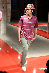 幻灯组图：蓝正龙走秀 压轴出场展现独特魅力