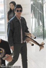 组图：霍思燕与男友杜江一同现身 牵手甜蜜秀恩爱