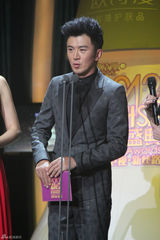 组图：郭家铭亚洲时尚盛典帅气领奖