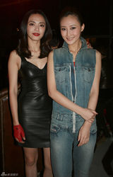 组图：龙女郎林鹏红衣英气十足 与谋女郎周冬雨畅谈