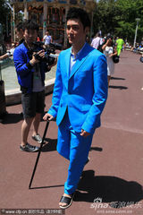 组图：冯绍峰带伤拄拐似绅士 悠闲坐观光车逛沙滩