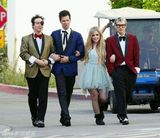 组图：艾薇儿拍MV露短腿 网袜性感烟熏装魅惑