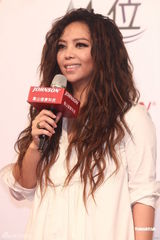 组图：张惠妹代言按摩椅要送妈妈表孝心