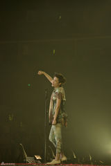 组图：李宇春上海巡演百变造型闪花眼