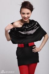 组图：卢倩文都市时尚写真曝光 红黑色经典配迎新年