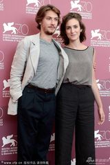 组图：竞赛片《无畏者》发布 男星做鬼脸搞怪