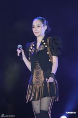 组图：Twins开唱庆出道十年 镇定处理现场意外