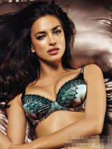 组图：C罗女友内衣写真性感诱人 大秀傲人酥胸