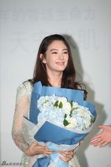 组图：张雨绮淡雅镂花长裙出镜 尽显女人味