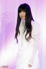 组图：大马变性歌手钟洁希发片 与老公恩爱亲嘴