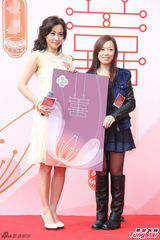 组图：刘心悠情人节甜美亮相 小男孩现场献吻