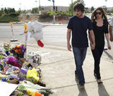 组图：贝尔携妻悼念《蝙蝠侠》受难者