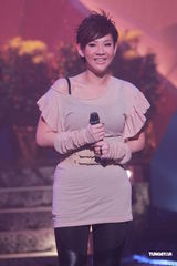 组图：《劲歌金曲》录影 阿娇(钟欣桐)出席郑欣宜落泪