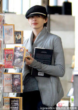 组图：安妮-海瑟薇低调逛书店 修生养性扫5大本