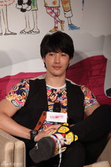 组图：《粉红女郎》发布会 结婚狂阿雅左拥右抱