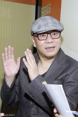 组图：欧阳震华出席健康活动笑言被老婆管饮食