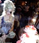 组图：55岁麦当娜携男友庆生 穿着豪放姿势撩人