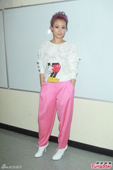 组图：《劲歌金曲》录影 容祖儿米奇装现身BY2献唱