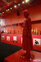 组图：张国荣纪念展揭幕 唐鹤德现身怀念哥哥