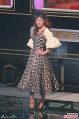 组图：港姐欧式复古礼服亮相 急智环节各显神通