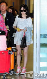 组图：SHINeeInfinite返韩 Tony与绯闻女友同机