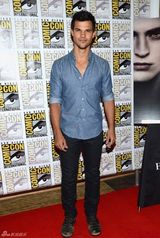 组图：斯图尔特露腰Tee荧光短裙晒长腿动漫展抢镜