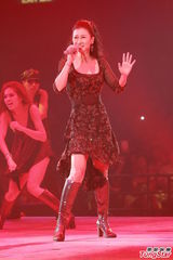 组图：叶倩文一家三口合唱 林青霞素颜到场欣赏