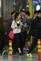 组图：陈思成佟丽娅甜蜜回京 分头拍剧抓紧相聚