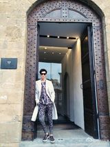 组图：张亮长脸自拍遭调侃马脸代言人