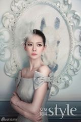 组图：戚薇最新大片复古造型创意蔷薇头