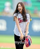 组图：少女时代泰妍徐贤亮相棒球场 开球秀身姿