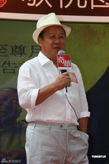 组图：曾志伟代言月饼吸金 曾宝仪意外现身不谈嫁 