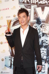 组图：众星亮相华语榜中榜颁奖礼 齐聚后台秀奖杯