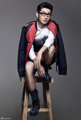 组图：金志文红色系写真 穿潮人短裤玩吉他