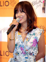 组图：韩艺人李孝利出席艺术展 与画中自己合影