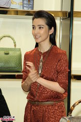 组图：李冰冰率性亮相品牌开幕会服饰抢镜