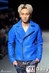 组图：韩星Key与假想妻子走秀 挽臂秀恩爱