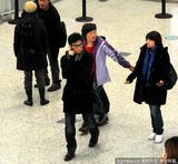 组图：吴奇隆黑衣现身上海机场边走边煲电话粥