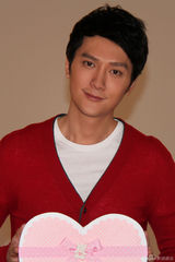 组图：冯绍峰穿红衣庆元旦 喜迎新年送祝福