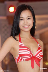 组图：准港姐泳装总彩排 曾明俐试戴后冠