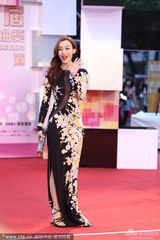 组图：范玮琪中国风长裙亮相 红唇优雅似女神