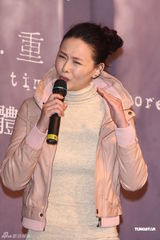 组图：黄小琥出碟秀事业线 萧淑慎献花做公益