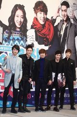 高清图：朴信惠尹施允亮相《邻家花美男》发布