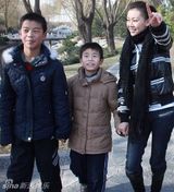 幻灯：巩新亮做50个孩子“妈”　呼吁关注弱势儿童