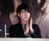 组图：玄彬林秀晶亲密携手宣传新片《爱，不爱》