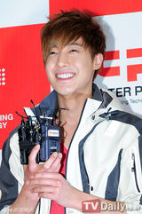 组图：金贤重姜素拉等出席户外品牌说明会